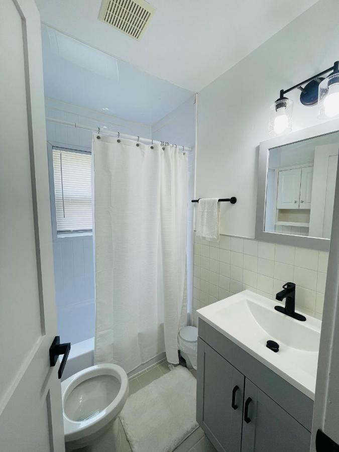 Newly Renovated Charming Home With Parking Форт-Вашингтон Екстер'єр фото